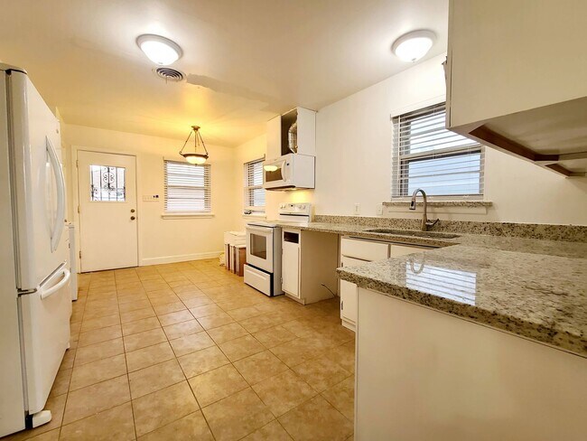 Building Photo - 3 Bedroom, 2 Bath home in Casa View!