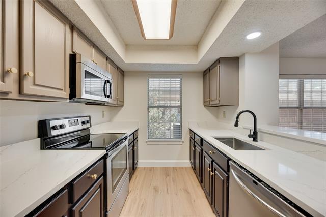 Building Photo - 708 Woodbend Dr
