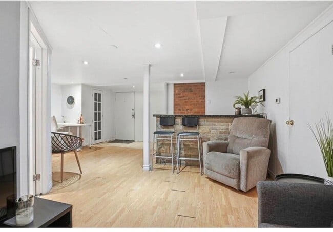 Building Photo - Spacious 1 bedroom in lower level of Victorian Home