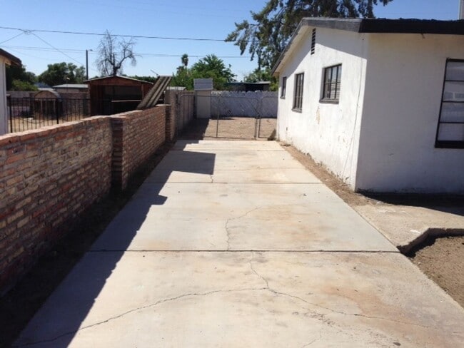 Building Photo - Two Bedroom One Bath Home on a large lot w...