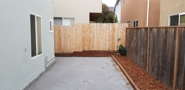 Building Photo - Close 2 Beach-> Update 3 bedroom/ 2 Bath