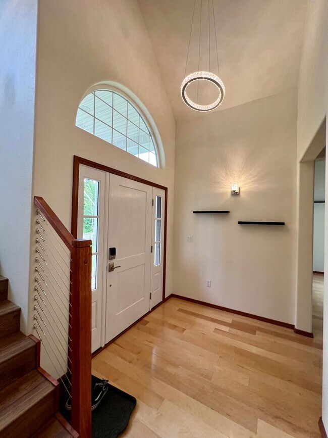 Foto del edificio - Stunning 3-Bedroom, 3-Bath Waterfront Home...