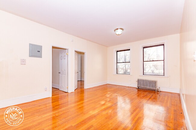 Foto del edificio - 170 New York Ave