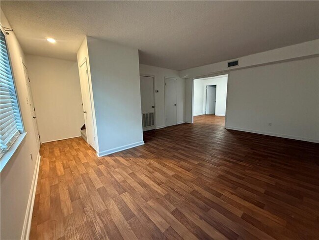 Foto del edificio - 902 Darling Ave