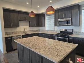 Building Photo - 940 S Western Ave