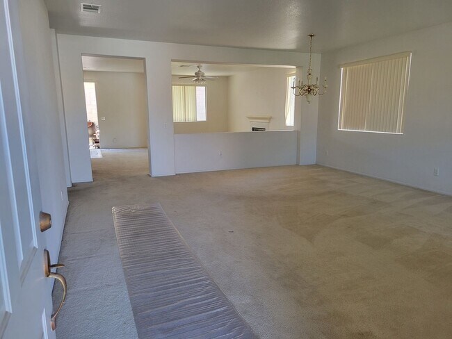 Foto del edificio - Lovely 4 Bedroom 2.5 Bathroom In Eastvale - Call Today