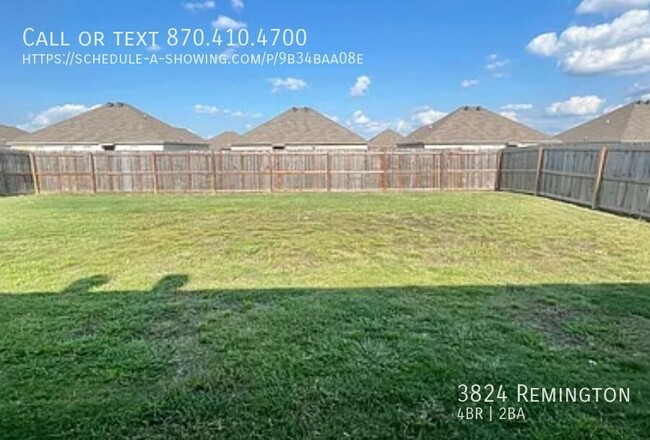 Building Photo - Spacious 4 bed, 2 bath home - fenced back ...