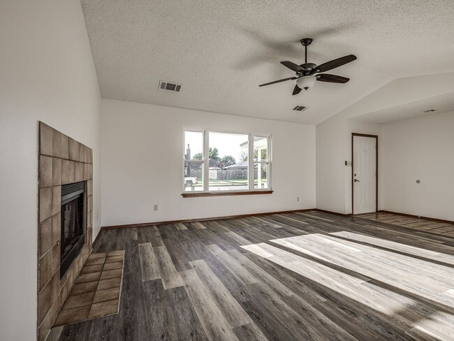 Building Photo - Charming home