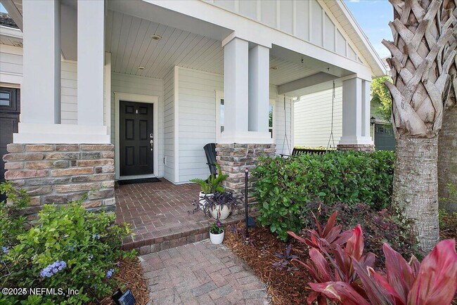 Foto del edificio - 61 MOORINGS COURT