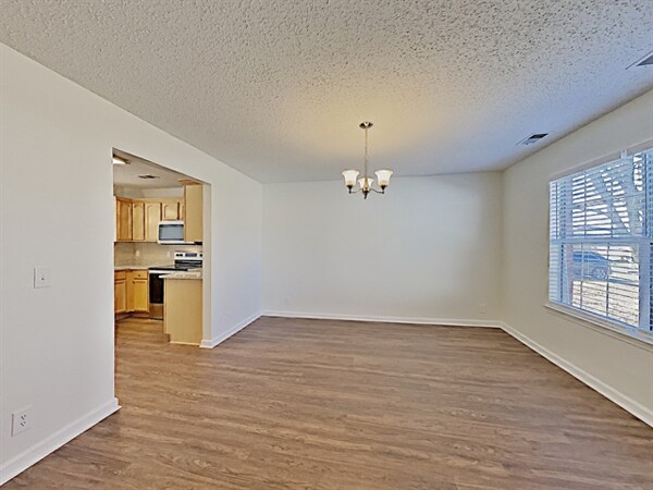 Building Photo - 1602 Beaconcrest Cir