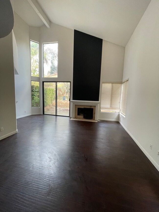 Building Photo - Beautiful townhouse available near Mission...