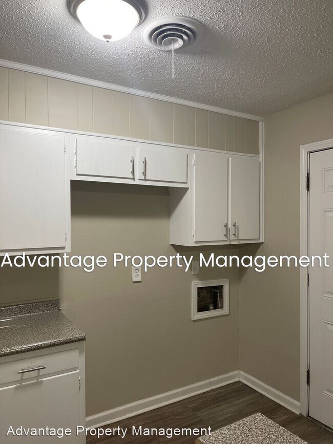 Building Photo - 3 br, 1.5 bath House - 4226 Cottonwood Rd.