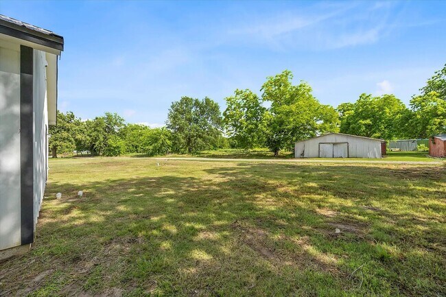 ¡Lote enorme! - 108 W Locust St