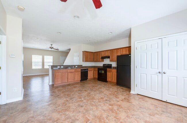 Building Photo - 3613 S Hampton Ct