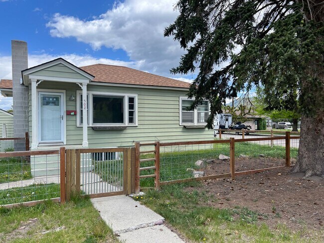 Building Photo - 4 Bed - 2 Bath - Fenced Yard - Corner Lot
