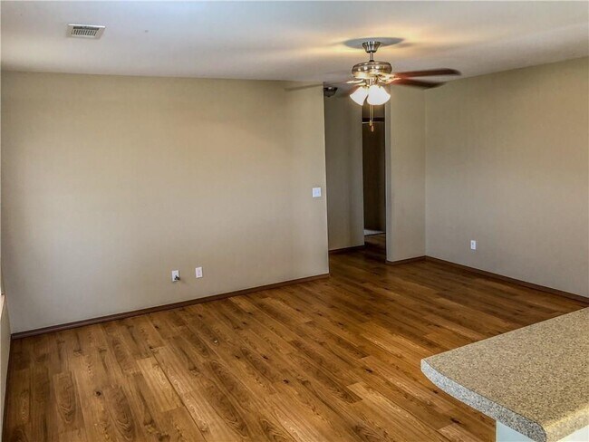 Foto del edificio - 211 Foxglove St