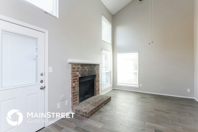 Building Photo - 213 Vines Dr