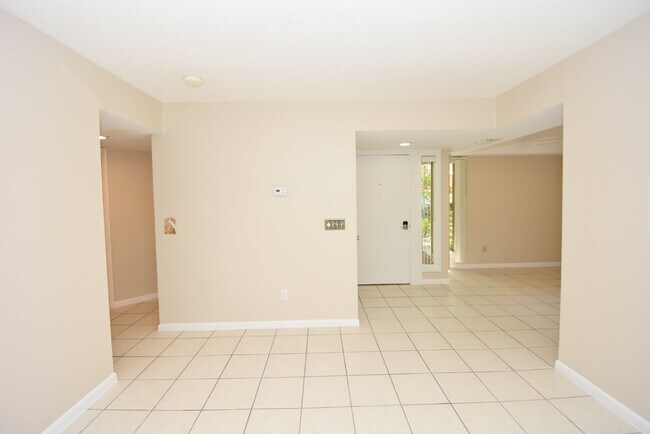 Building Photo - Cozy townhome. 2/2 Clean and ready for mov...