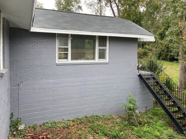 Building Photo - ALL INCLUSIVE FULLY FURNISHED 4 BEDROOM HOME