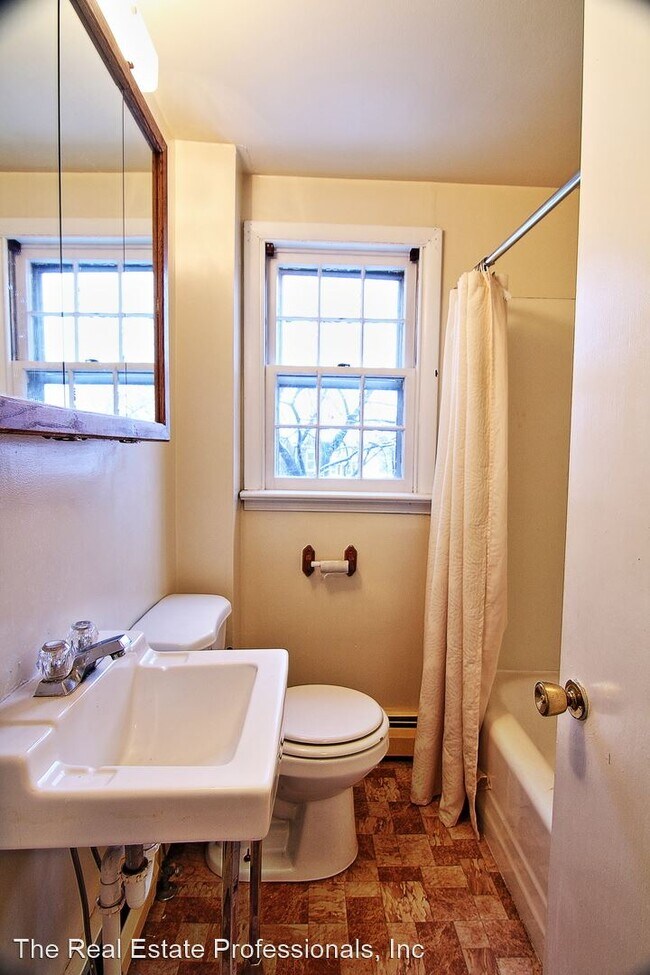 Building Photo - 3 br, 1.5 bath House - 505 Spruce Street