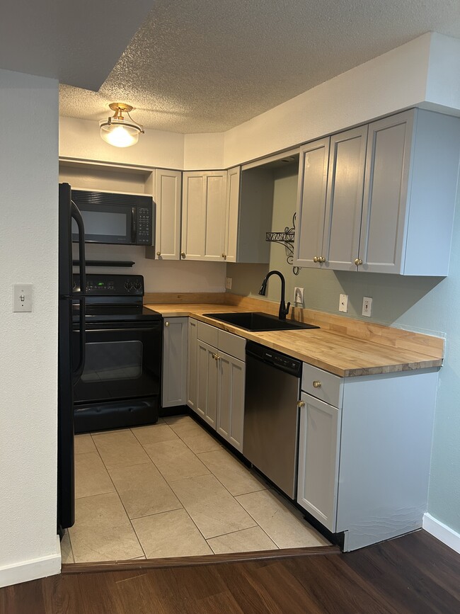 Foto del edificio - 5300 E Cherry Creek South Dr