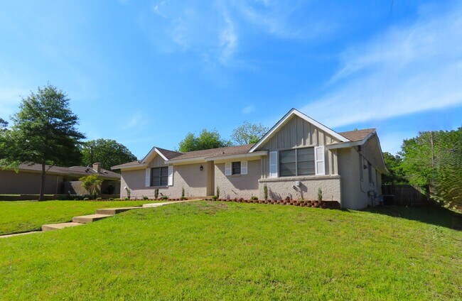 Building Photo - Updated in 2024! Spacious, 4 Bedroom, 3 Ba...