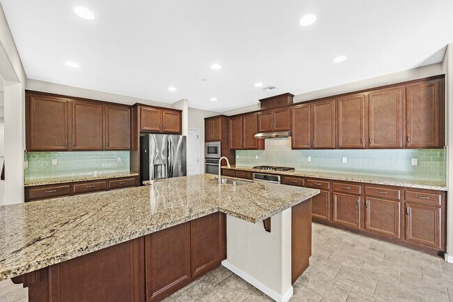 Foto del edificio - Newer Large Executive Home with 5 bedroom ...