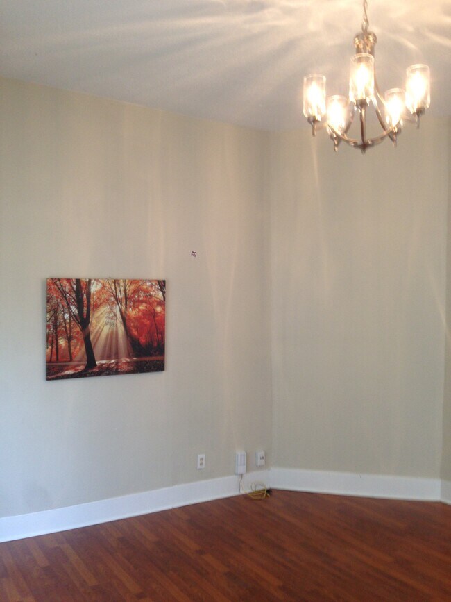 Sala de estar y lámpara de araña - 1613 Fletcher Ave