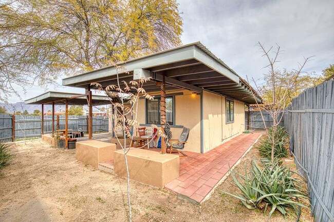 Building Photo - 1030 N Tucson Blvd