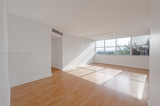 Building Photo - 1300 NE Miami Gardens Dr