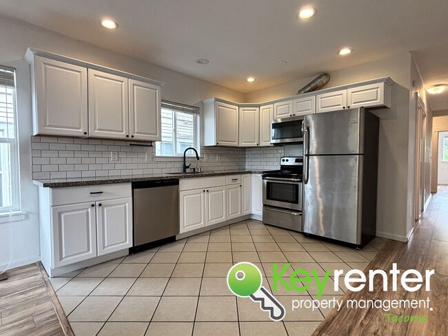Building Photo - Modern 3-Bedroom, 2-Bath Downstairs Duplex...
