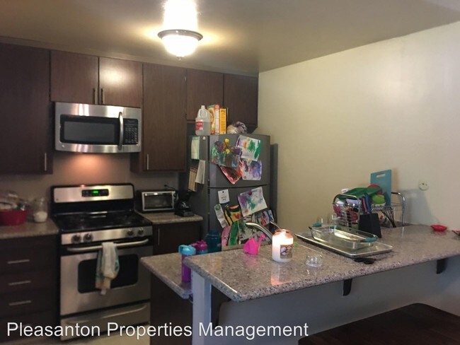 Building Photo - 2 br, 1 bath House - 2305 Foothill Rd. #1