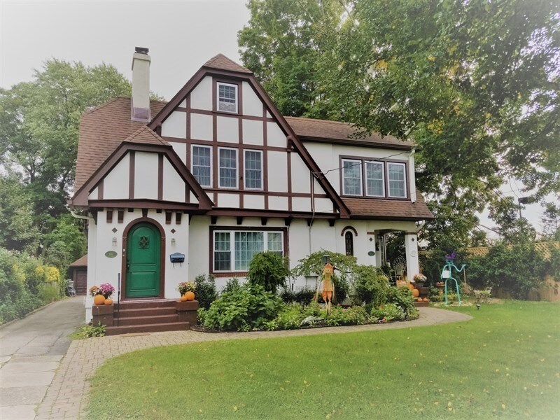 Primary Photo - Charming 2 BR Apartment 2 Blocks to NYC Trans