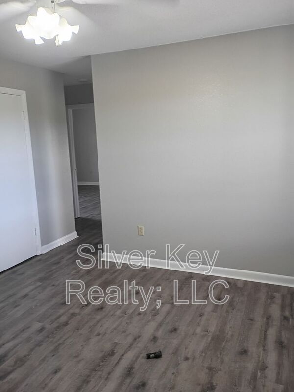 Foto del edificio - 823 Englewood Rd