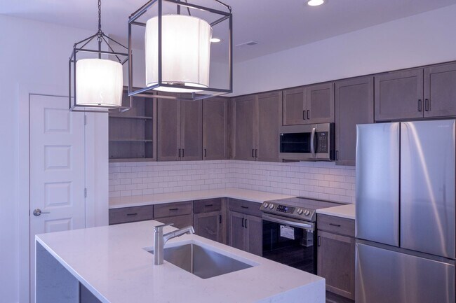 Building Photo - Luxury 3 bedroom, 3 bathroom