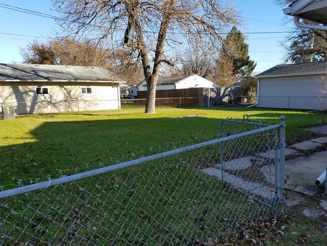 Building Photo - 1650 Oakwood Dr