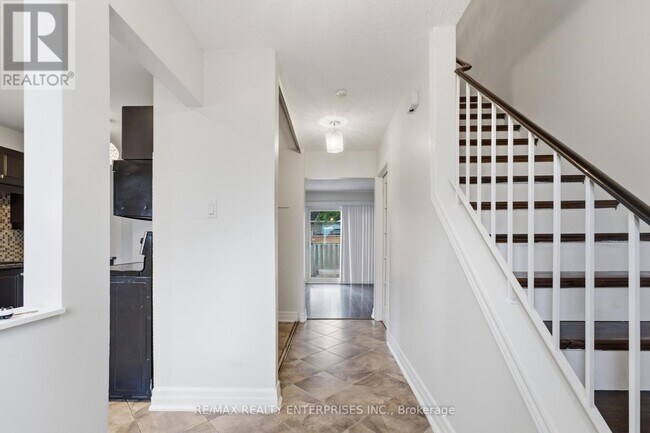 Photo du bâtiment - 93 Hansen Rd N