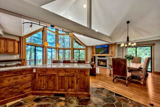 Foto del edificio - Gorgeous Lakeview! Pet Friendly w a Garage & AC!