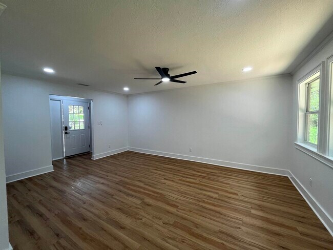 Building Photo - 1406 Lehigh Dr
