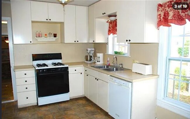 Building Photo - 1318 S 53rd St