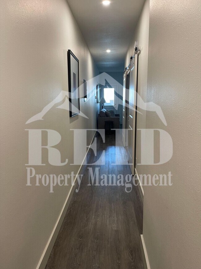 Foto del edificio - FURNISHED 1 BEDROOM 1 BATH APARTMENT  - BREMERTON