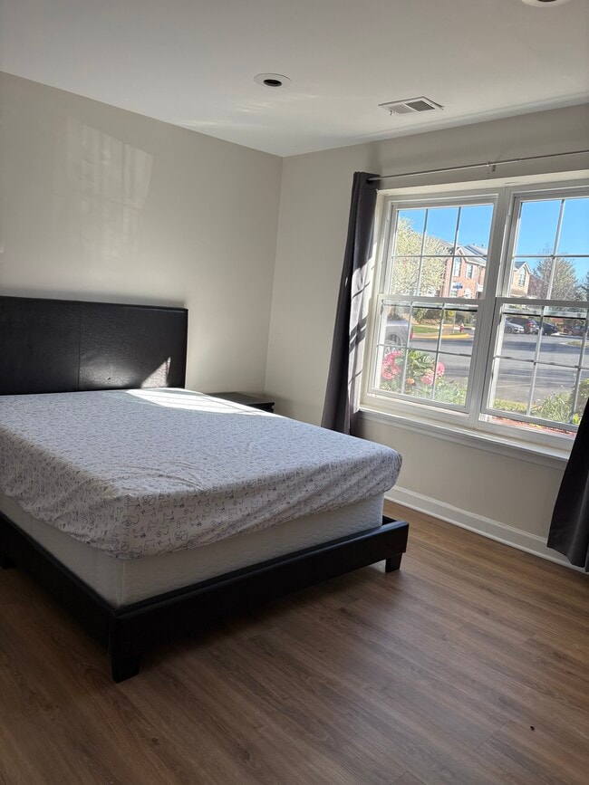 Building Photo - 21082 Gladstone Dr