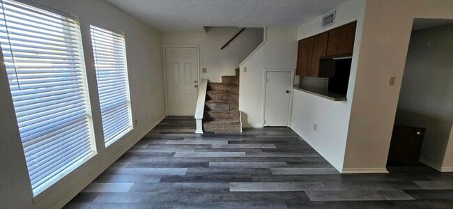 Foto del edificio - Tour Today! Newly Updated 2/1.5 Townhome i...