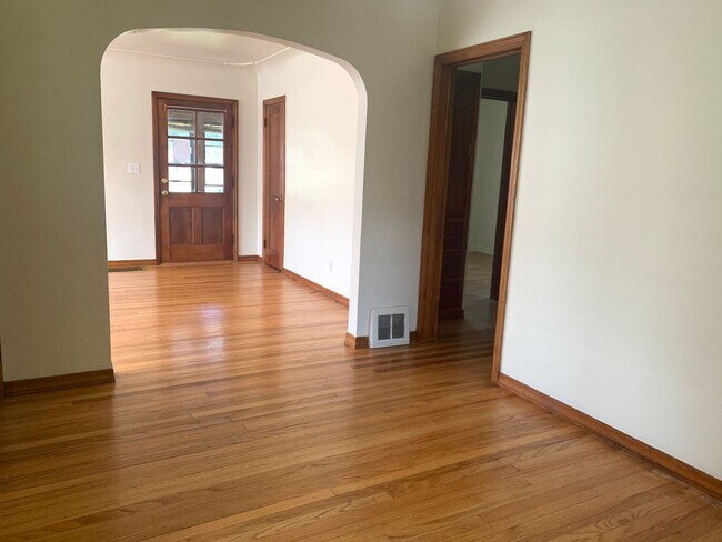 Foto del edificio - Three bedroom home with beautiful hardwood floors and central air!