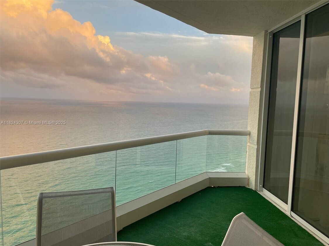 Foto principal - 17875 Collins Ave