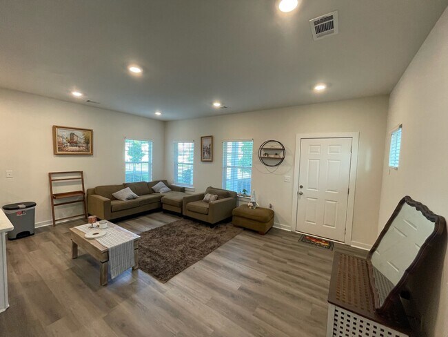 Building Photo - 681 W Vincent Dr