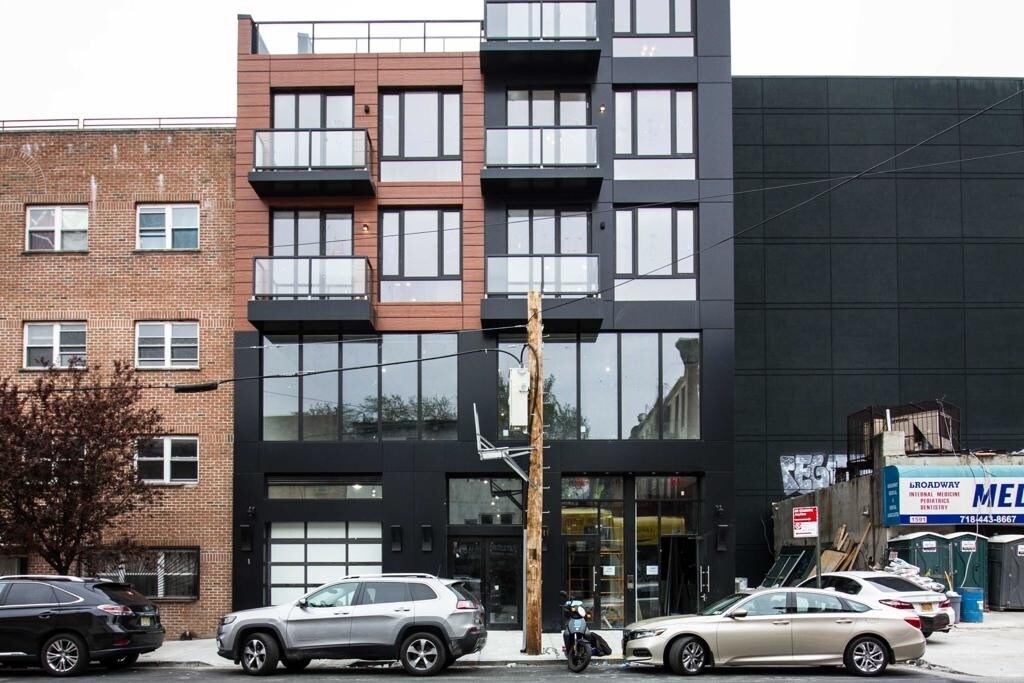 Primary Photo - 1595 Broadway
