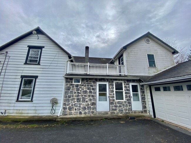 Building Photo - Peaceful Country Living - 4 BR / 3BA