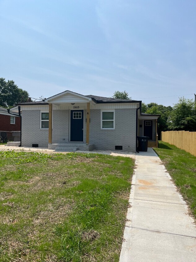 Foto principal - 2613 Dundeen St