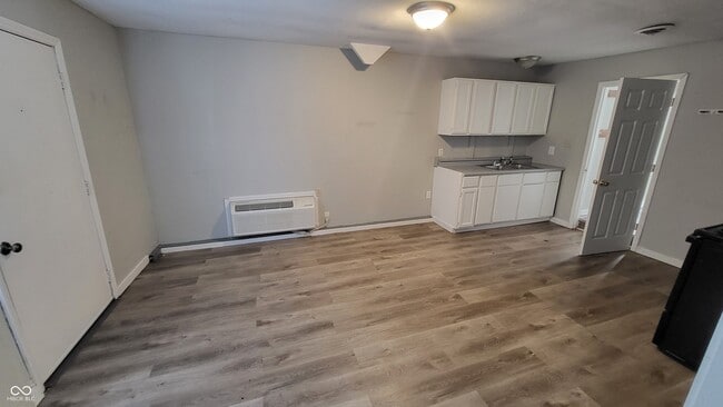 Building Photo - 336 W 6th St